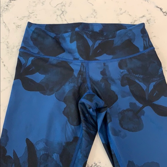 Lululemon yoga pants - size 2 - Picture 5 of 8